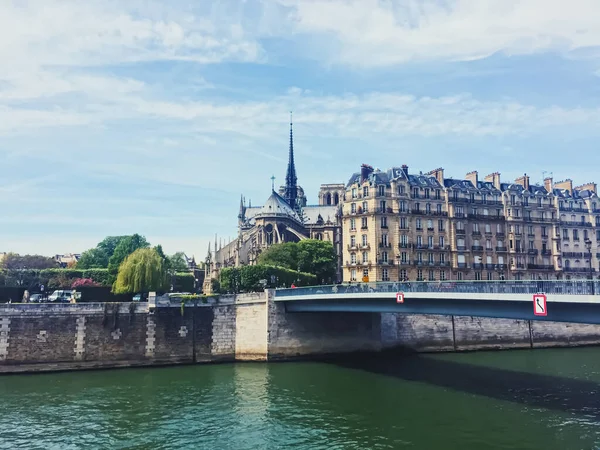 Notre Dame Katedrali ve Seine Nehri, Fransa 'nın Paris şehrinin ünlü simgesi. — Stok fotoğraf