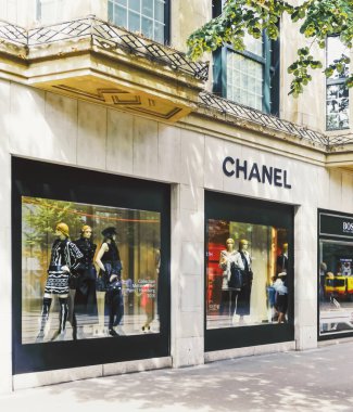 İsviçre 'nin Zürih kentindeki Bahnhofstrasse' de lüks bir butik mağazası. Şehir merkezindeki ana cadde.