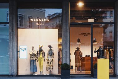 İsviçre, Zürih 'te Bahnhofstrasse caddesinde lüks bir butik mağazasının vitrininde.