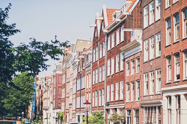 Calle principal del centro en el centro de Ámsterdam en los Países Bajos — Foto de Stock