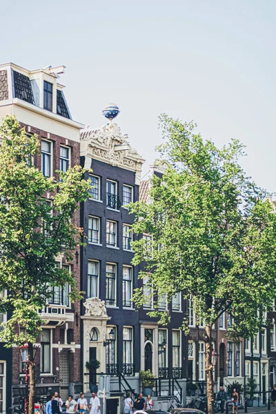 Rua principal no centro da cidade de Amsterdã, na Holanda — Fotografia de Stock