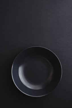 Siyah arka planda boş tabaklar, bayram yemeği için kaliteli bulaşık takımı, minimal tasarım ve diyet