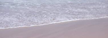 Güzel deniz ya da okyanus dalgaları, tropik kumsal manzarası, yaz tatili seyahati ve tatil beldesi