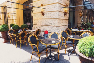 İsviçre 'de Zürih şehir merkezi caddesinde bir restoran.