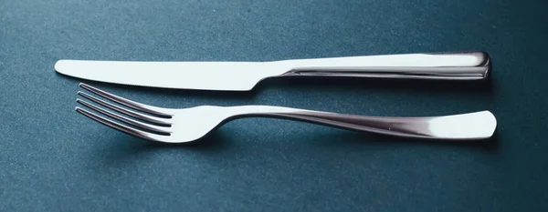 Tenedor y cuchillo, cubiertos de plata para la decoración de la mesa, diseño minimalista y dieta —  Fotos de Stock