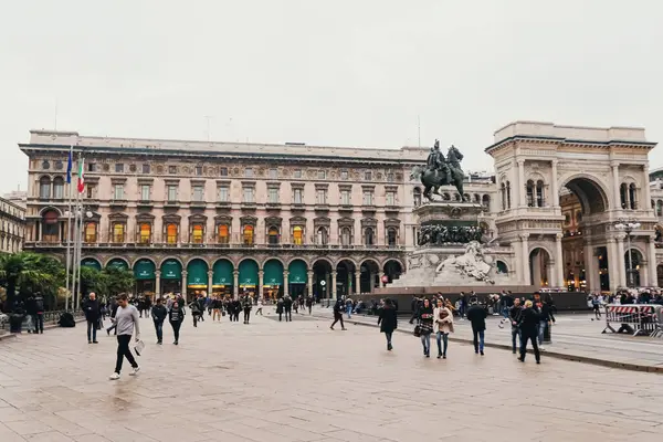 Klasická evropská architektura a historické budovy na ulicích centra města Milána v Lombardii v severní Itálii — Stock fotografie