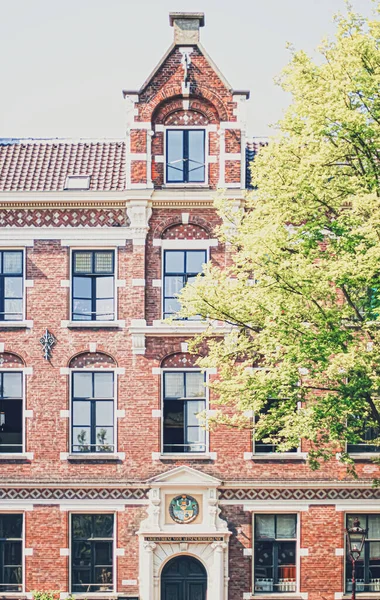 Calle principal del centro en el centro de Ámsterdam en los Países Bajos — Foto de Stock