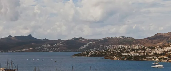 Côte méditerranéenne et ciel nuageux, belle vue panoramique sur la mer et la nature côtière — Photo