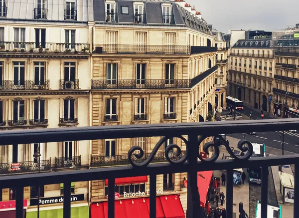 Parisisk arkitektur och historiska byggnader, restauranger och boutiquer på gatorna i Paris, Frankrike — Stockfoto