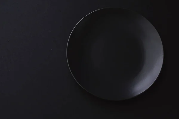 Pratos vazios em fundo preto, louça premium para jantar de férias, design minimalista e dieta — Fotografia de Stock
