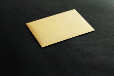 Siyah arka plan, iş ve lüks marka modeli üzerine boş altın kağıt kart