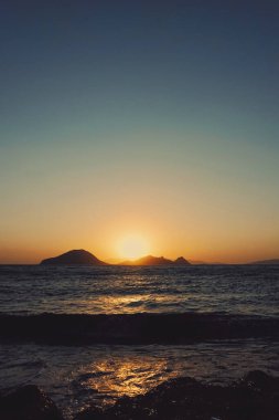 Akdeniz 'deki deniz manzarası ve dağlar gün batımında, yaz tatili seyahatleri ve tatil beldeleri