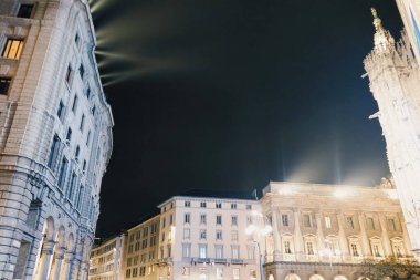 Kuzey İtalya 'nın Lombardiya bölgesinde, Milano şehir merkezindeki tarihi binalar, klasik Avrupa mimarisi