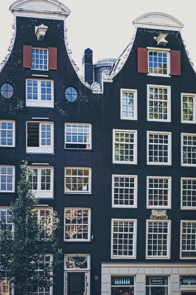 Центральна вулиця в центрі міста Амстердам (Нідерланди). — стокове фото