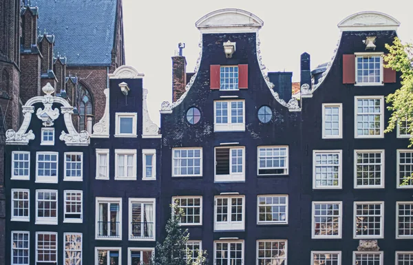 Κεντρικό δρόμο στο κέντρο της πόλης του Άμστερνταμ στην Ολλανδία — Φωτογραφία Αρχείου