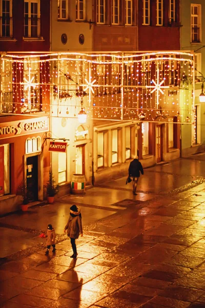 Calle en el casco antiguo de Gdansk, Polonia por la noche —  Fotos de Stock