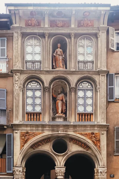 Kuzey İtalya 'nın Lombardiya bölgesinde Milano şehir merkezi sokaklarında klasik Avrupa mimarisi ve tarihi binalar — Stok fotoğraf