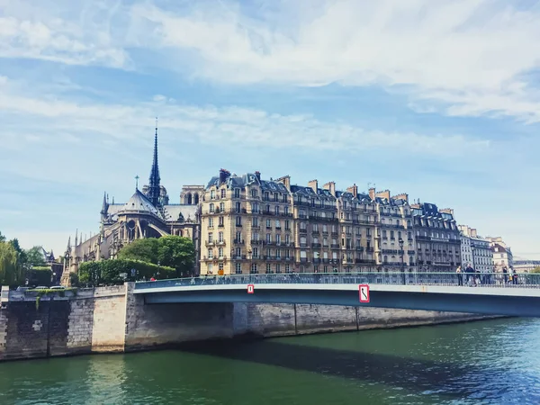 Notre Dame cathedral and river Seine, famous landmark in Paris, France — Stock Photo, Image