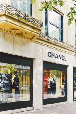 İsviçre 'nin Zürih kentindeki Bahnhofstrasse' de lüks bir butik mağazası. Şehir merkezindeki ana cadde.