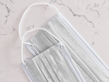 Koronavirüs salgını sırasında enfeksiyonu önlemek için cerrahi yüz maskeleri