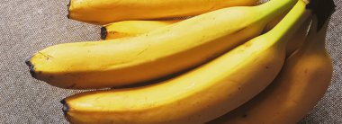 Kırsal keten arka planda organik muzlar