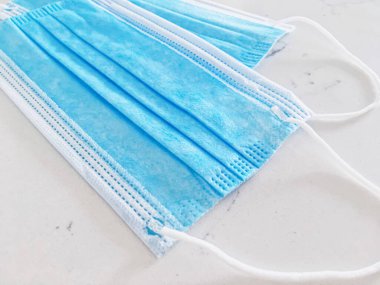 Koronavirüs salgını sırasında enfeksiyonu önlemek için cerrahi yüz maskeleri