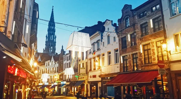 Calles de Bruselas, la capital de Bélgica, arquitectura europea y edificios históricos por la noche — Foto de Stock