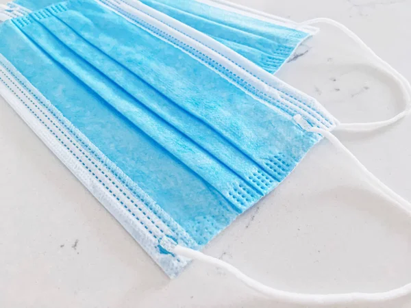 Koronavirüs salgını sırasında enfeksiyonu önlemek için cerrahi yüz maskeleri