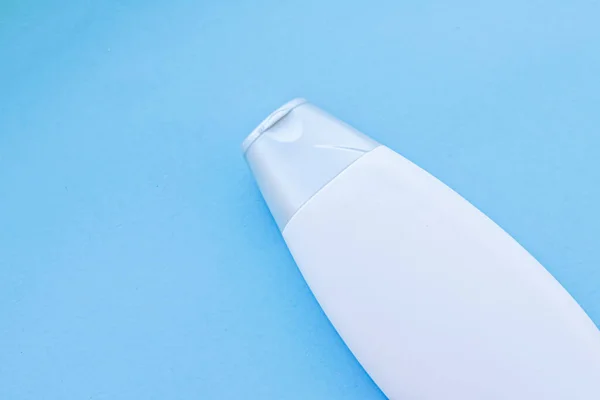 Etiqueta en blanco botella de envase cosmético como maqueta del producto sobre fondo azul — Foto de Stock