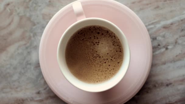 大理石のテーブルの上にミルクとモーニングコーヒーカップ — ストック動画