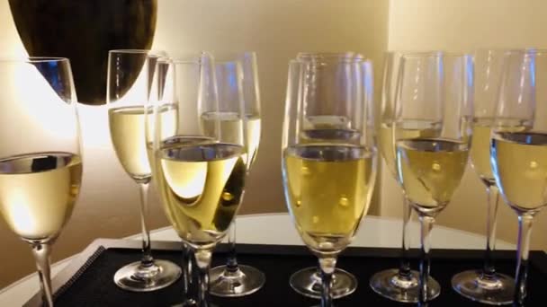 Szklanki szampana i musujące białe wino podczas uroczystości — Wideo stockowe