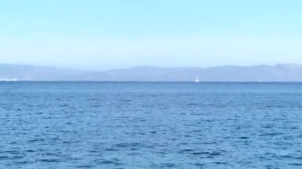 Schönes blaues Meer, Sommerurlaub und Urlaubsziel — Stockvideo