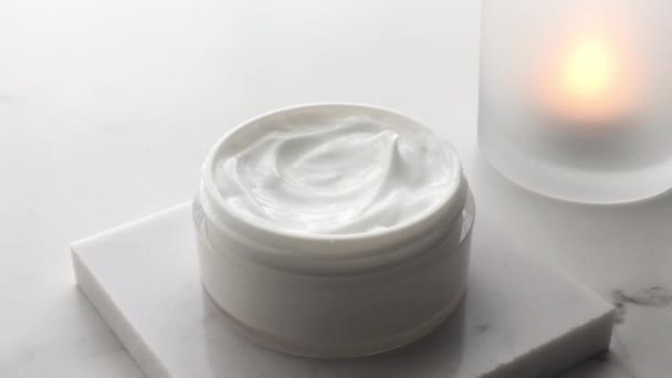 Tarro de crema facial hidratante, cuidado de la piel de lujo y cosméticos — Vídeos de Stock