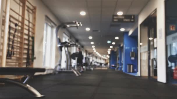 Pemandangan kabur dari sebuah klub gym — Stok Video