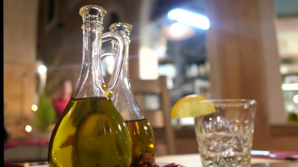 Botellas de aceite de oliva en restaurante italiano — Vídeos de Stock