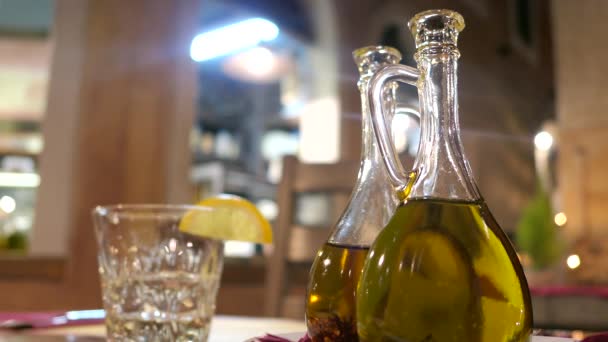 Butelki oliwy z oliwek we włoskiej restauracji — Wideo stockowe
