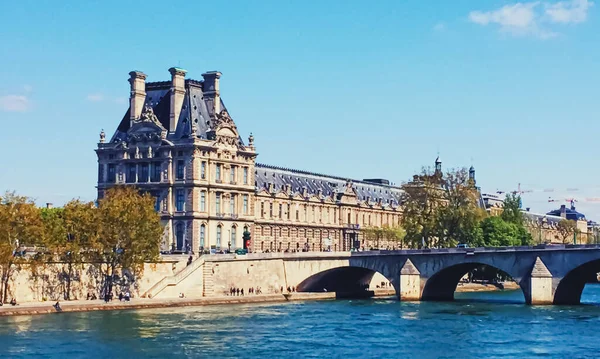 Banky řeky Seiny, historické budovy a klasická architektura v Paříži, Francie — Stock fotografie