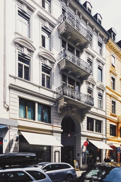 Bahnhofstrasse en Zurich, Suiza, calle principal en el centro de la ciudad — Foto de Stock