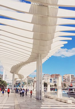 İspanya 'nın Endülüs bölgesinin başkenti Malaga' daki Palmeral De Las Sorpresas, mimar Santiago Calatrava tarafından tasarlandı.