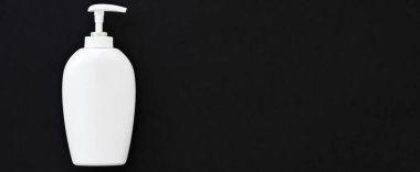 Siyah arkaplanda ürün modeli olarak boş etiket kozmetik kutu şişesi