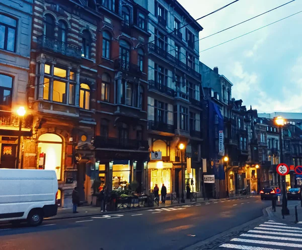 Calles de Bruselas, la capital de Bélgica, arquitectura europea y edificios históricos por la noche — Foto de Stock