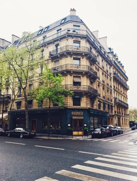 Arquitectura parisina y edificios históricos, restaurantes y boutiques en las calles de París, Francia — Foto de Stock