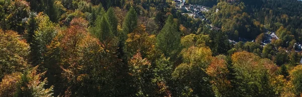 Hermosa naturaleza de los Alpes europeos, vista del paisaje de las montañas alpinas, lago y pueblo en un día soleado, viaje y destino —  Fotos de Stock