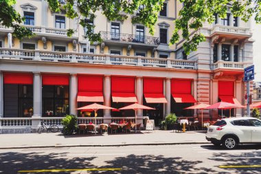İsviçre, Zürih 'te Bahnhofstrasse, şehir merkezindeki ana şehir caddesi.