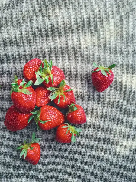 Fresas ecológicas sobre fondo de lino rústico —  Fotos de Stock