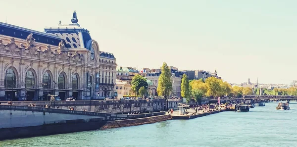 Bancos do Rio Sena, edifícios históricos e arquitetura clássica em Paris, França — Fotografia de Stock