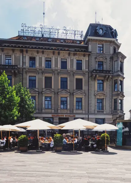 Restaurante en el centro de la ciudad calle de Zurich en Suiza — Foto de Stock