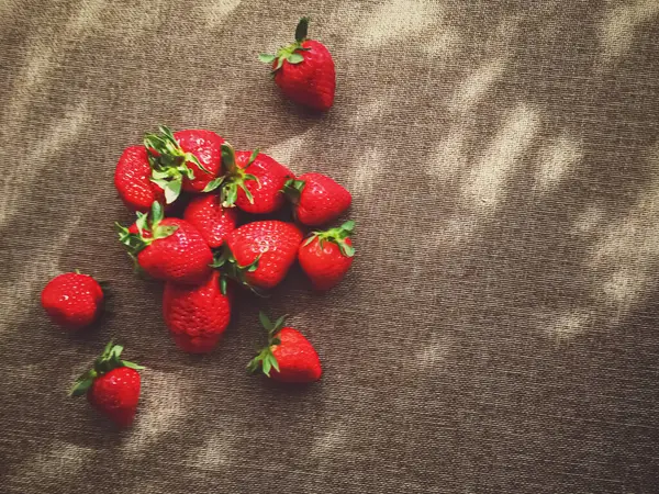 Bio-Erdbeeren auf rustikalem Leinenhintergrund — Stockfoto