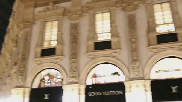 Galleria Vittorio Emanuele w Mediolanie, klasyczna europejska architektura regionu Lombardii w północnych Włoszech, zabytkowy budynek i słynny zabytek w nocy — Wideo stockowe