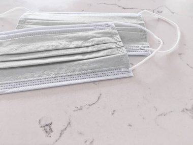 Koronavirüs salgını sırasında enfeksiyonu önlemek için cerrahi yüz maskeleri